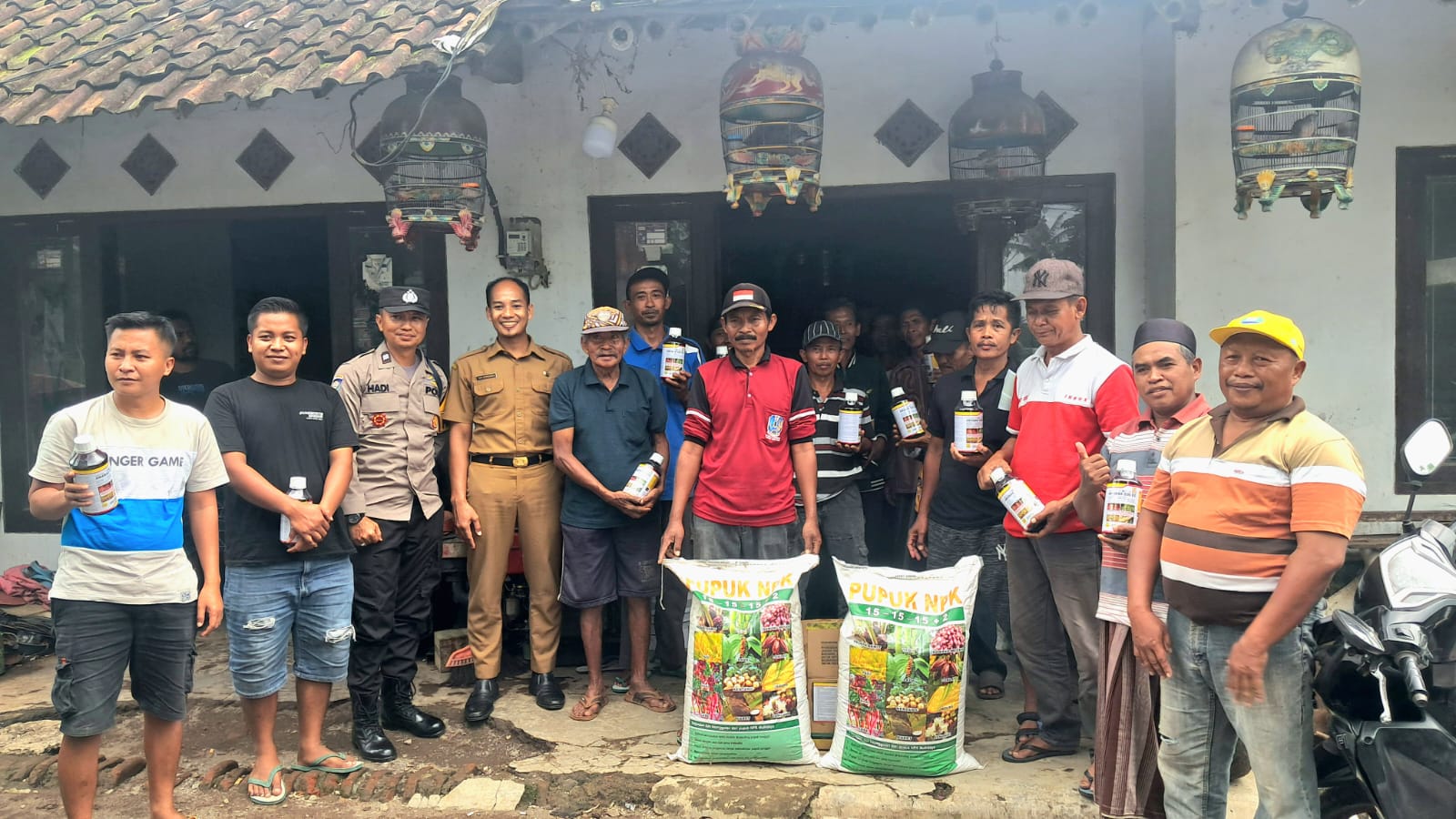 sosialisasi-dan-penyaluran-program-bantuan-pemerintah-pupuk-npk-dan-pestisida-amabas-di-kelompok-tani-rahayu-kelurahan-wirolegi