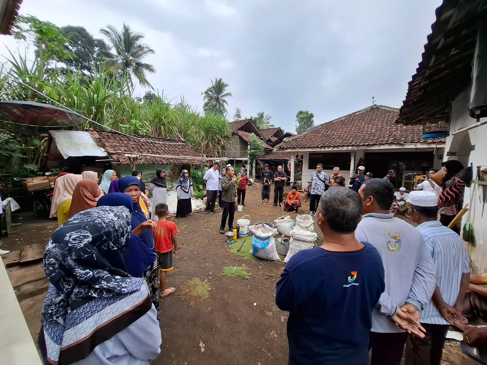 kelompok-tani-kramat-sukoharjo-02-dalam-kegiatan-pelatihan-pembuatan-pupuk-organik