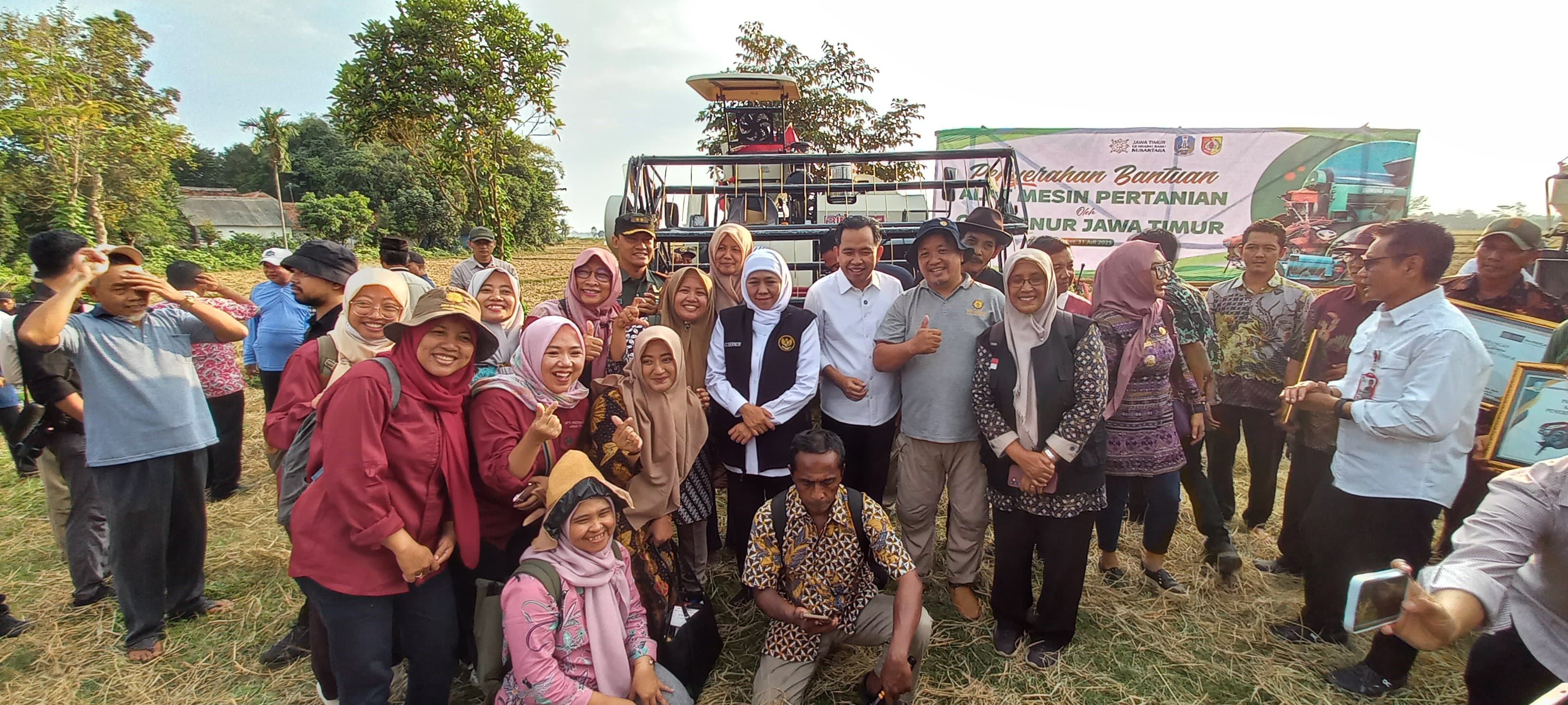 gubernur-jawa-timur-serahkan-bantuan-alsintan-kepada-petani